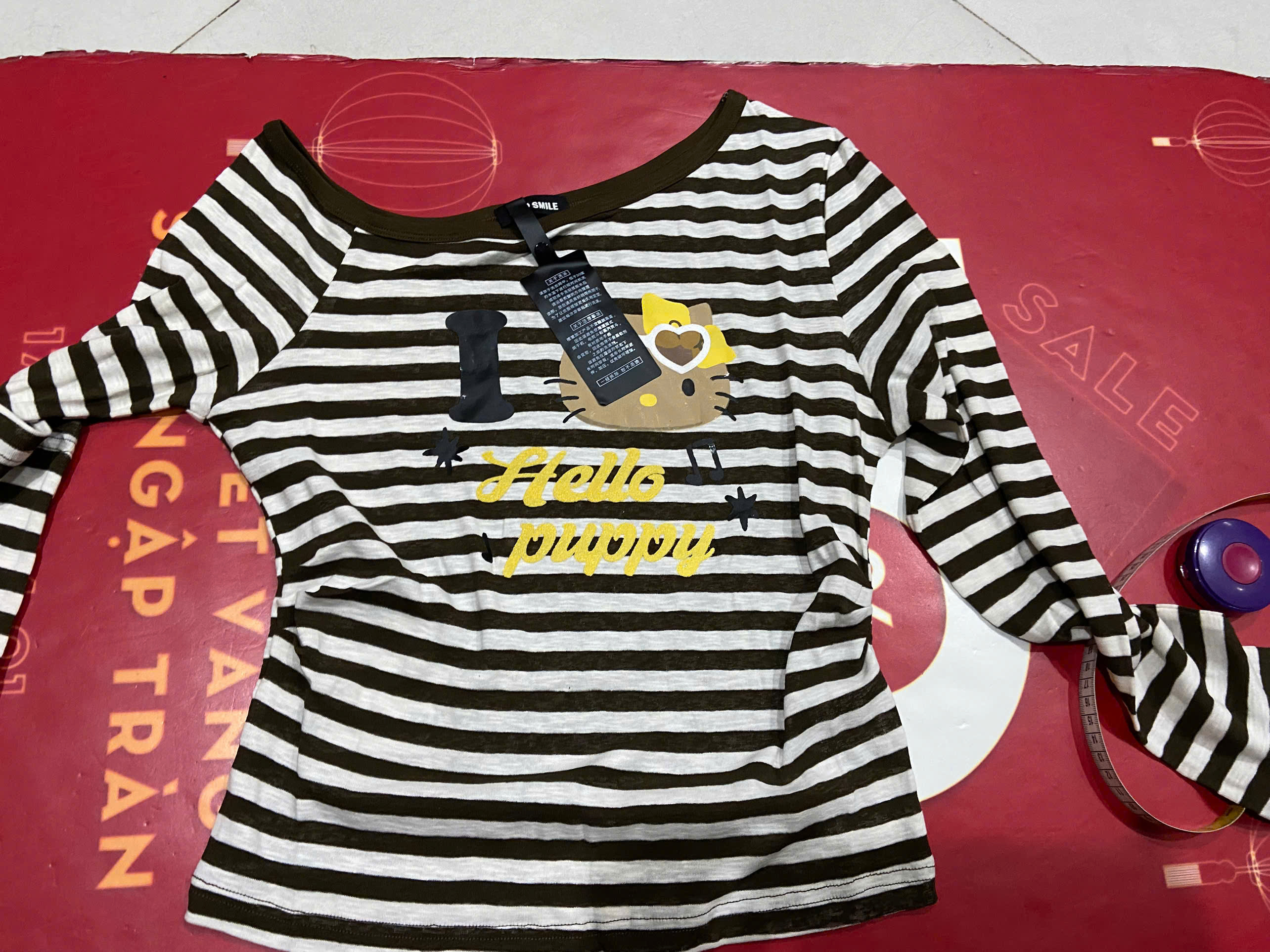 ÁO KẺ TRẮNG NÂU LỆCH VAI HÌNH HELLO KITTY