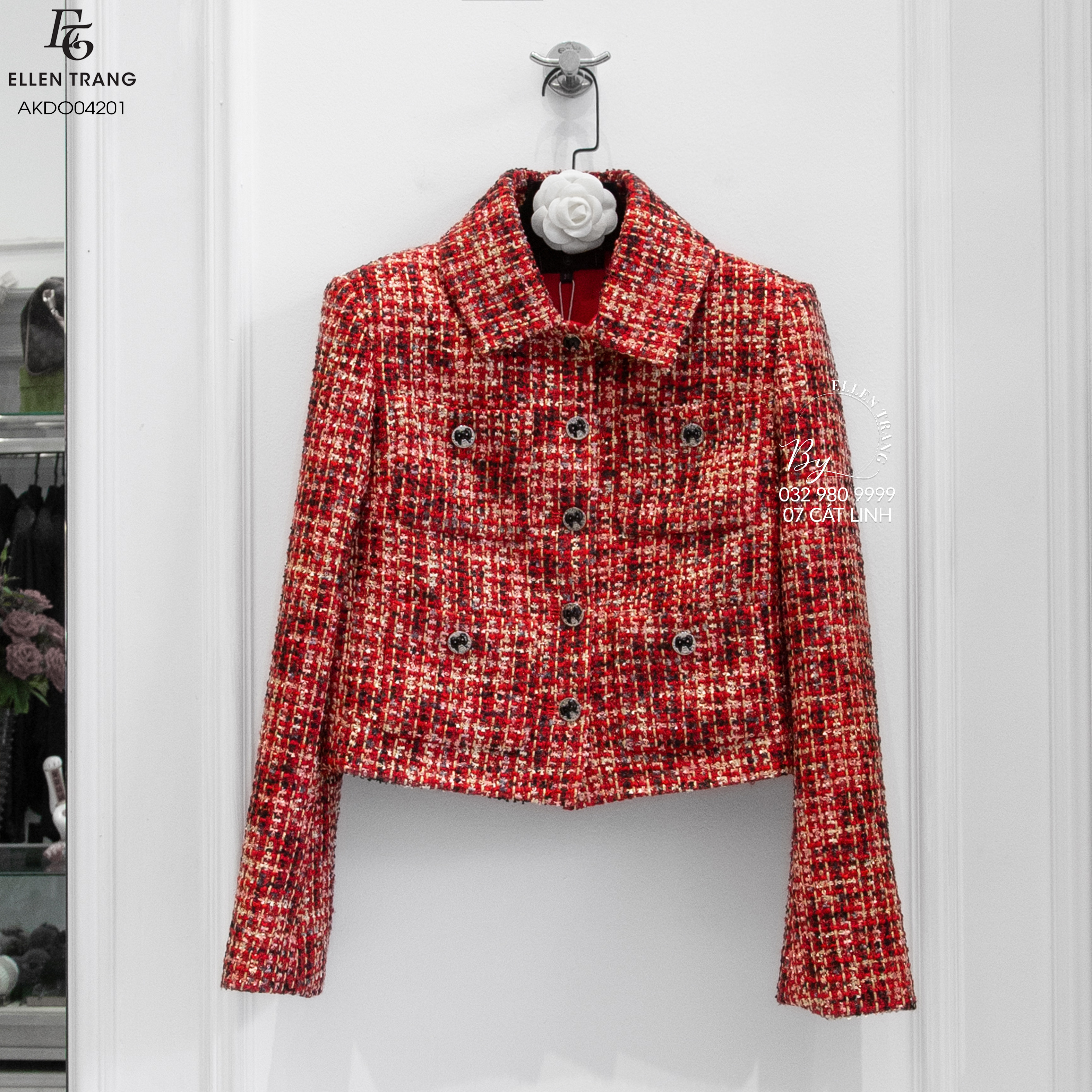 ÁO KHOÁC ĐỎ KIM TUYẾN CÚC NƠ TAY CHANEL