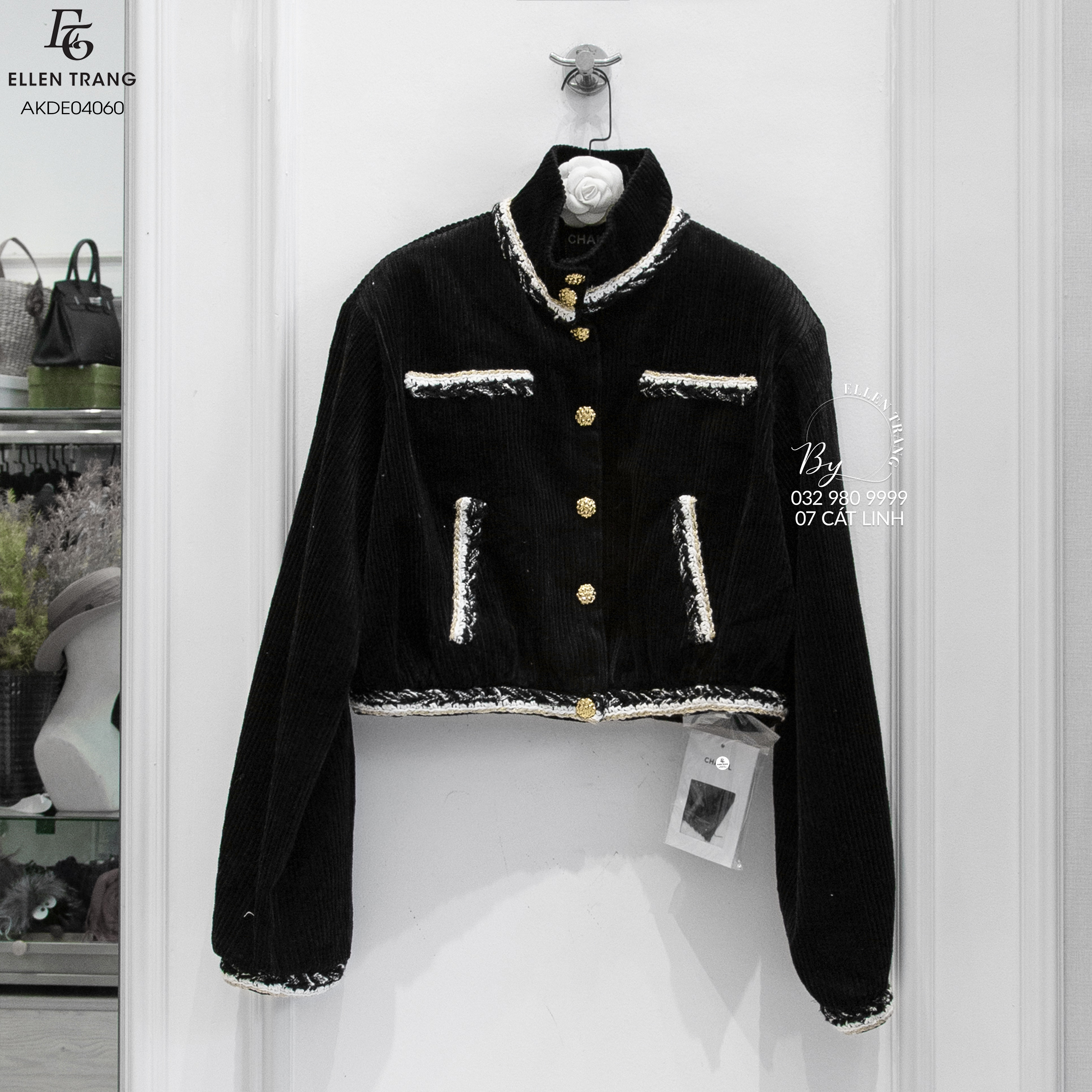 ÁO KHOÁC NHUNG ĐEN VIỀN BE CÚC VÀNG CHANEL