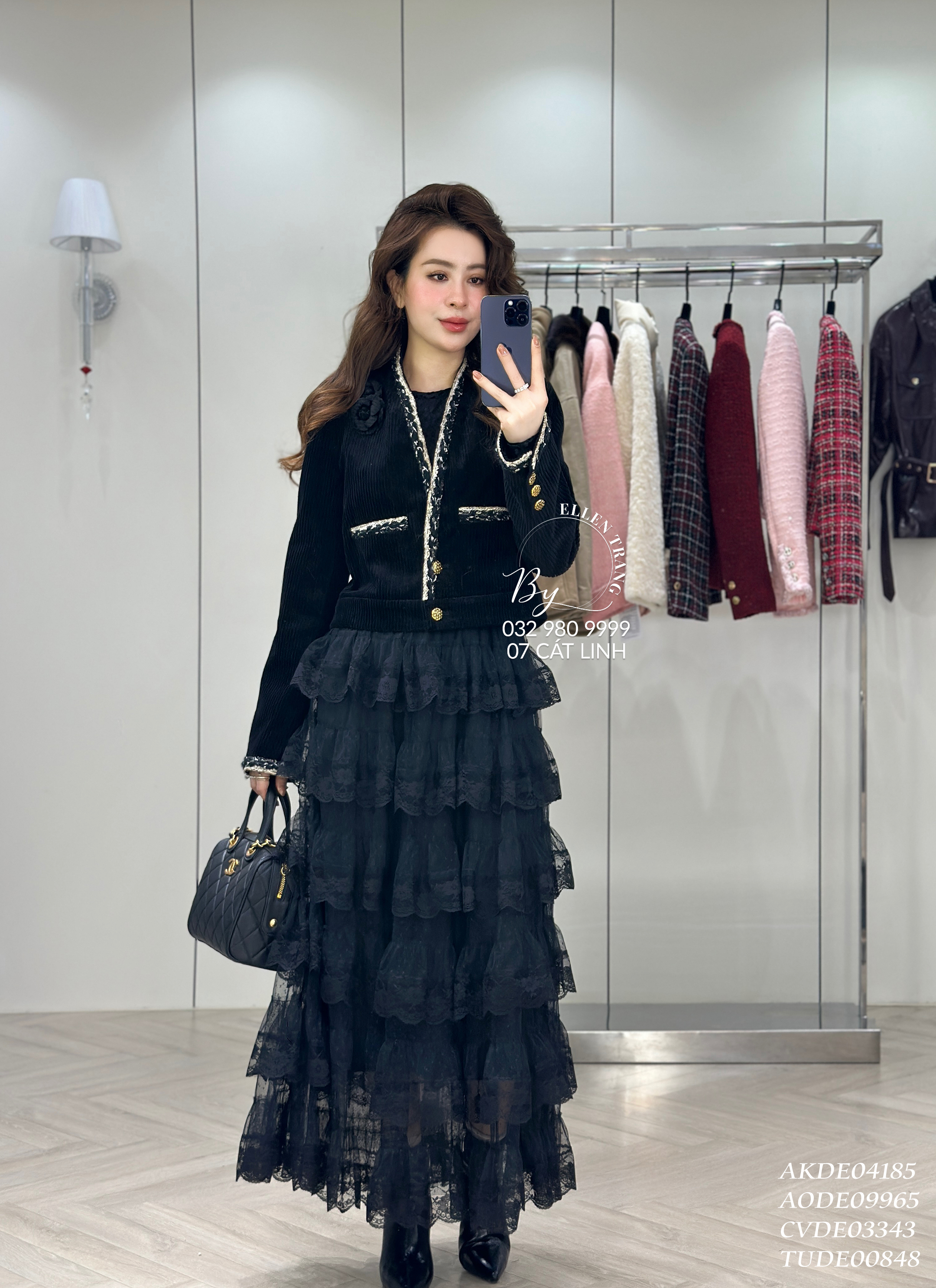 ÁO KHOÁC NHUNG TĂM ĐEN VIỀN BE CHANEL KÈM HOA CÀI