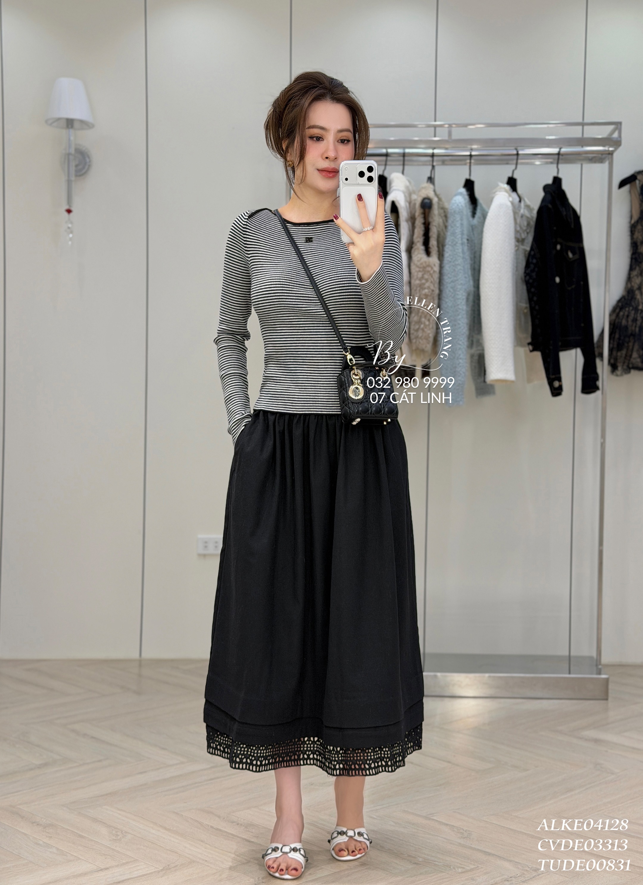 ÁO LEN KẺ ĐEN TRẮNG CỔ VIỀN ĐEN THÊU CHỮ Ở NGỰC