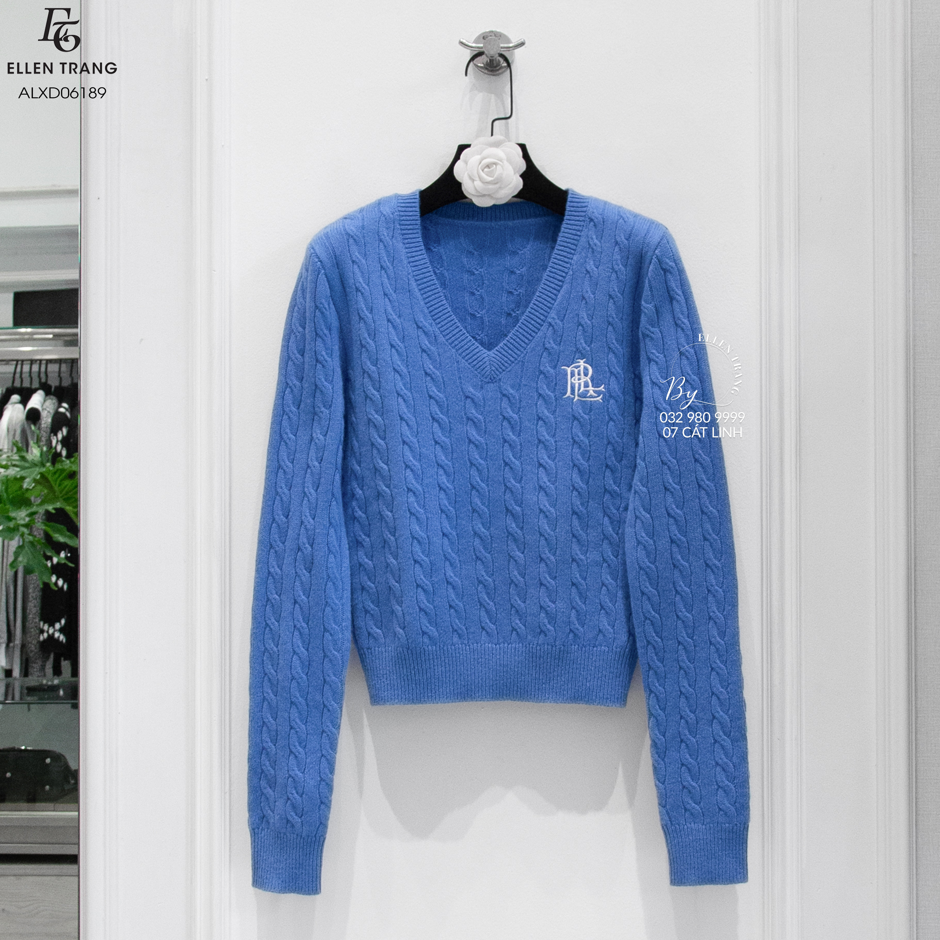 ÁO LEN XANH DƯƠNG CỔ V THÊU CHỮ TRẮNG