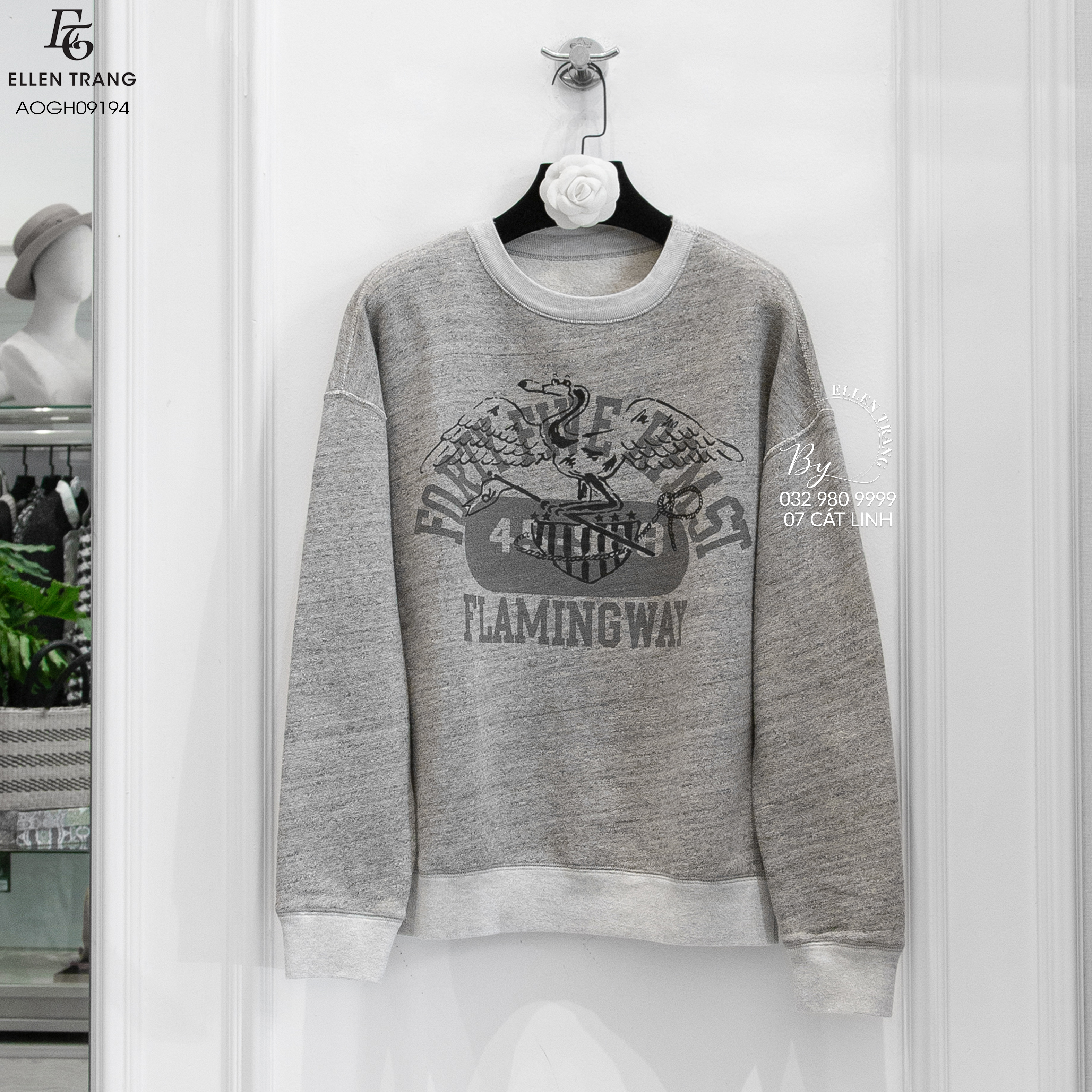 ÁO NỈ GHI VIỀN NHẠT CHỮ Ở NGỰC