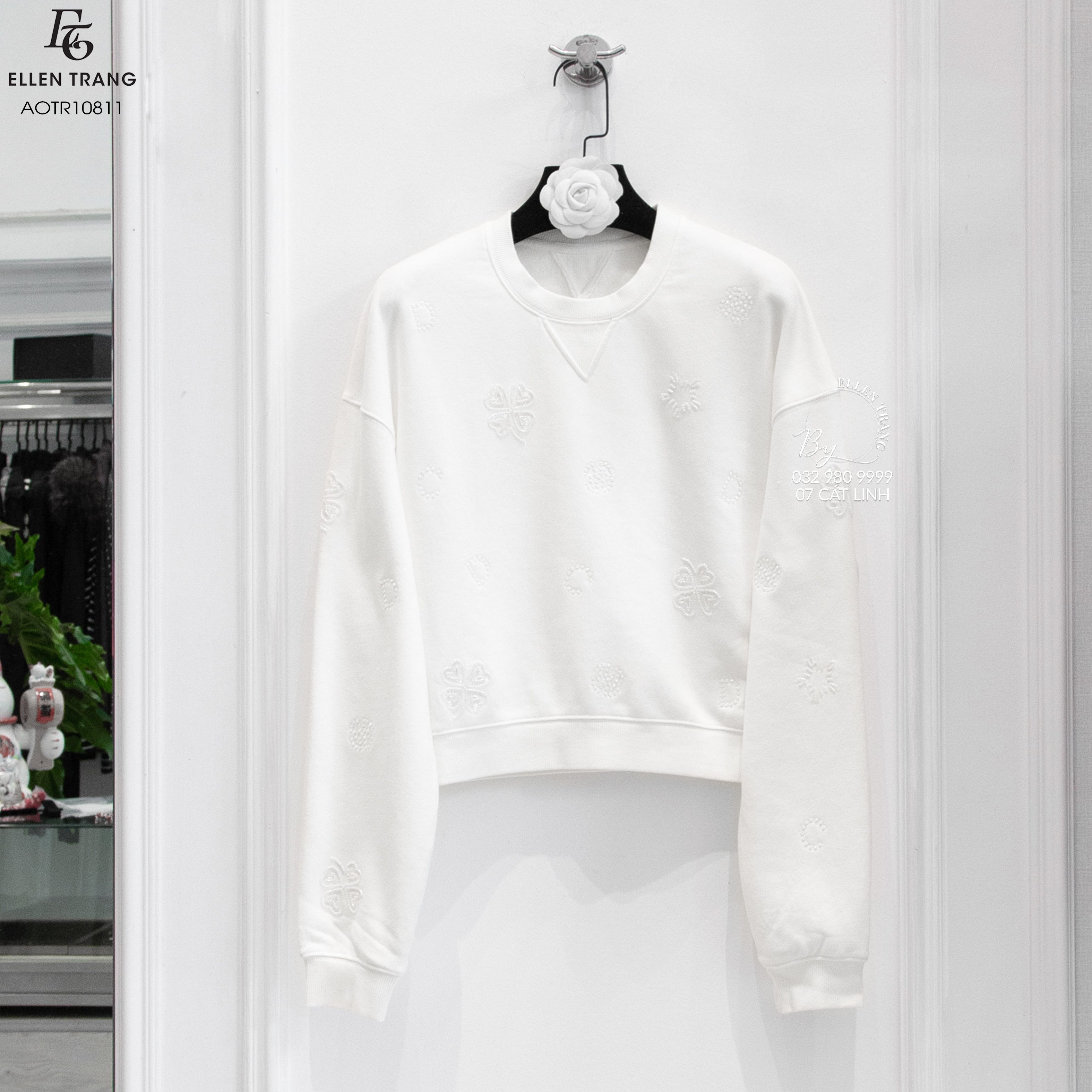 ÁO TRẮNG HỌA TIẾT HOA CỎ 3 LÁ ĐÍNH ĐÁ