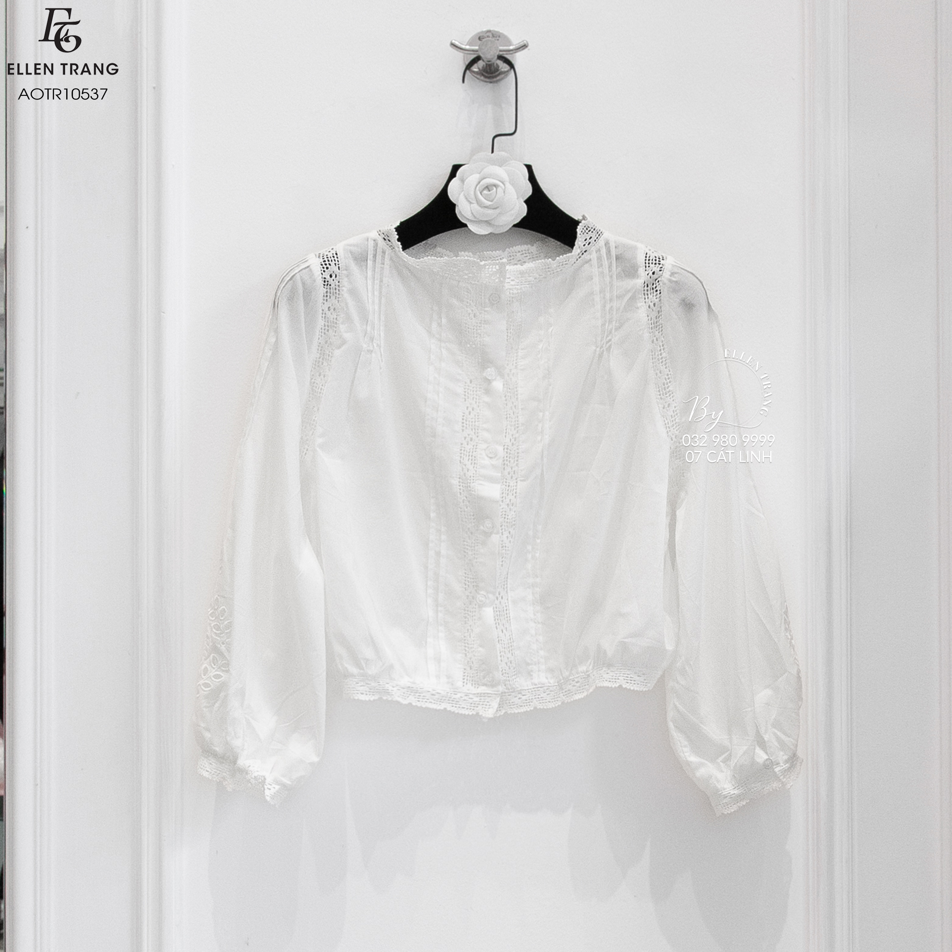 ÁO TRẮNG VIỀN REN THÊU HOA LỖ LOGO CHANEL VÀNG