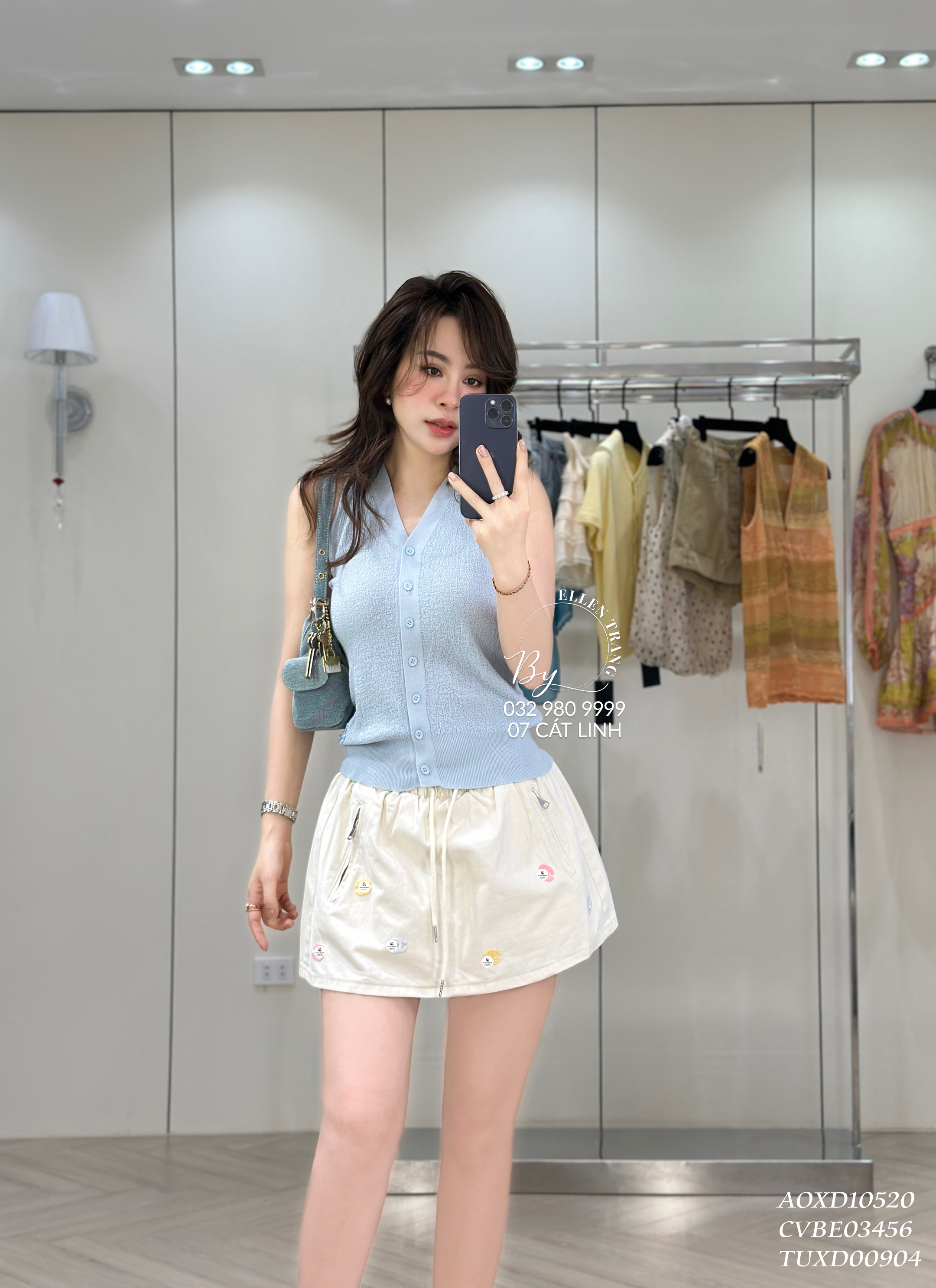 ÁO XANH DƯƠNG SÁT NÁCH LOGO CHANEL GẤU