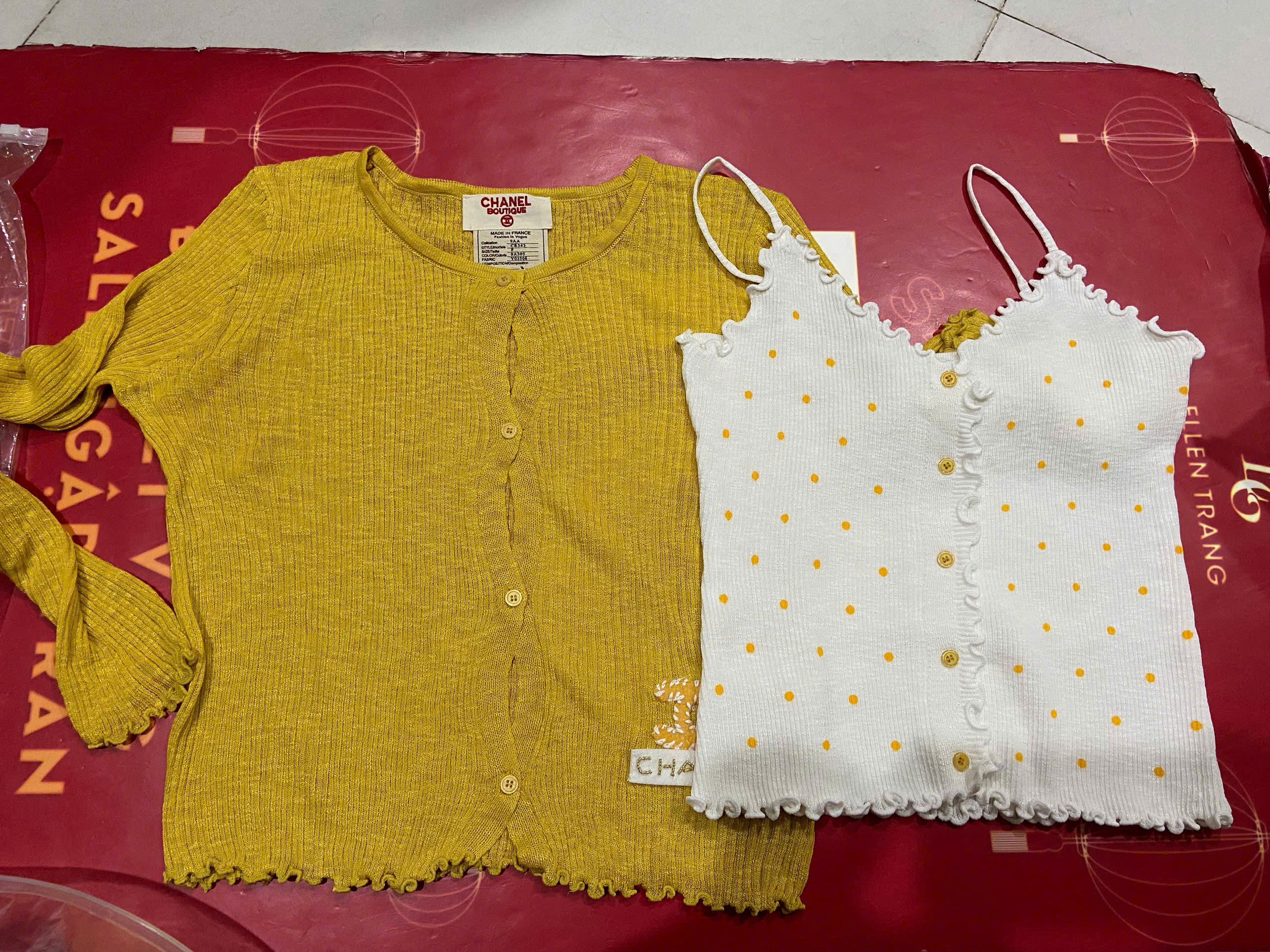 SET ÁO VÀNG DÀI TAY LÓT TRẮNG CHẤM BI