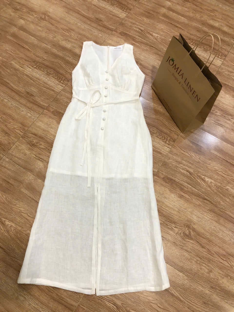 Đầm Dài Linen Tưng Premium Cổ V Thắt Eo Màu Trắng Ngà JOMIA LINEN