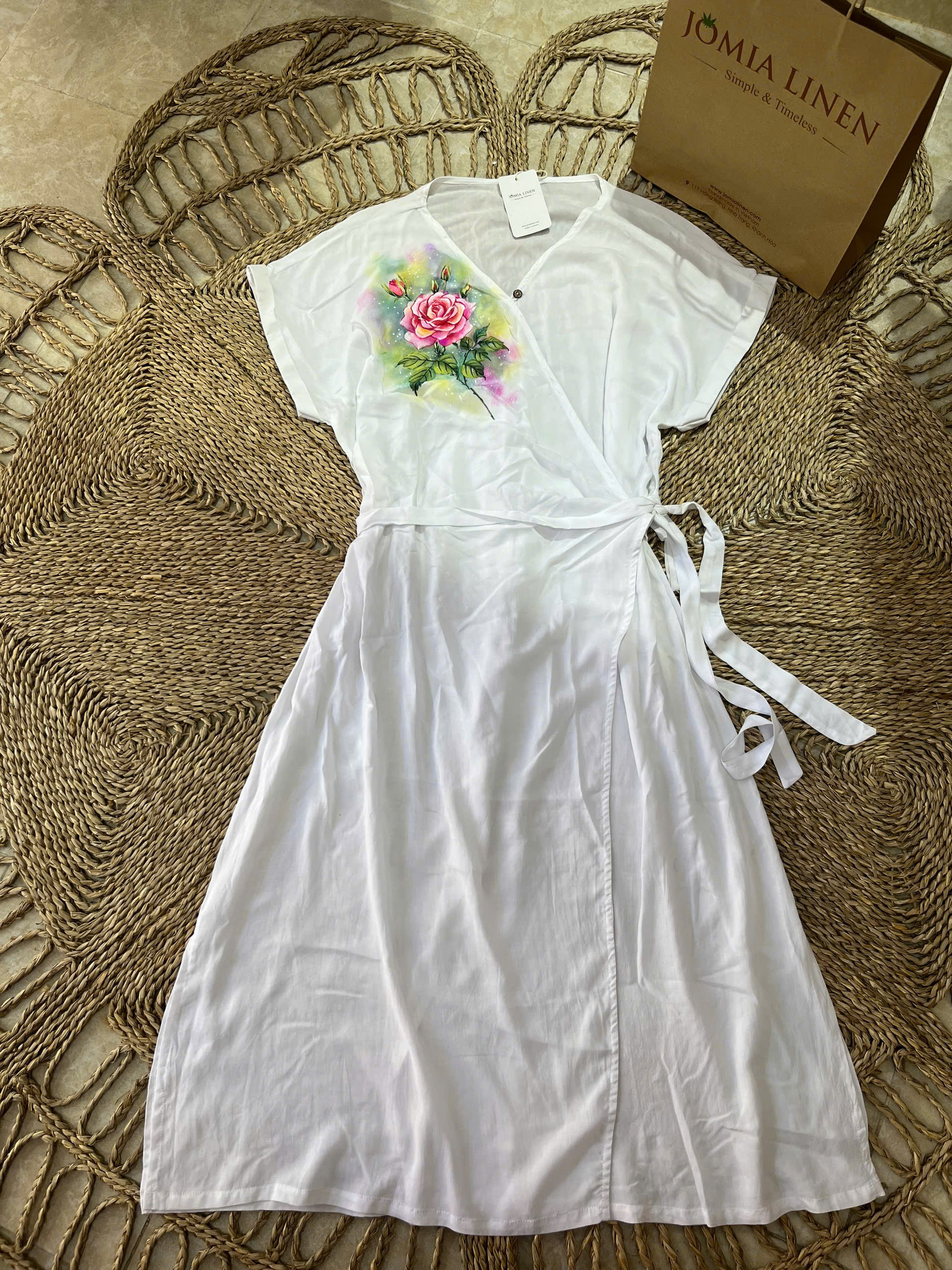 Đầm Linen Cổ Chéo Thắt Nơ Vẽ Tay Bông Hồng Rực Rỡ