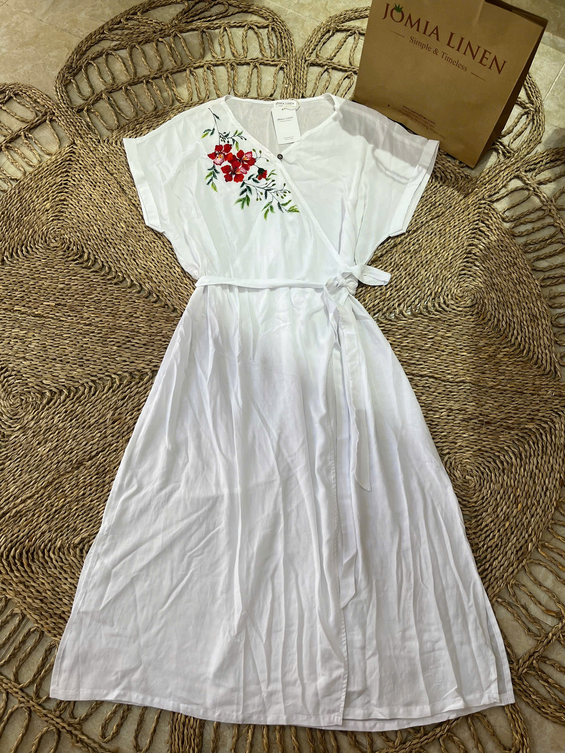 Đầm Linen Cổ Chéo Thắt Nơ Vẽ Tay Hoa Phượng Đỏ