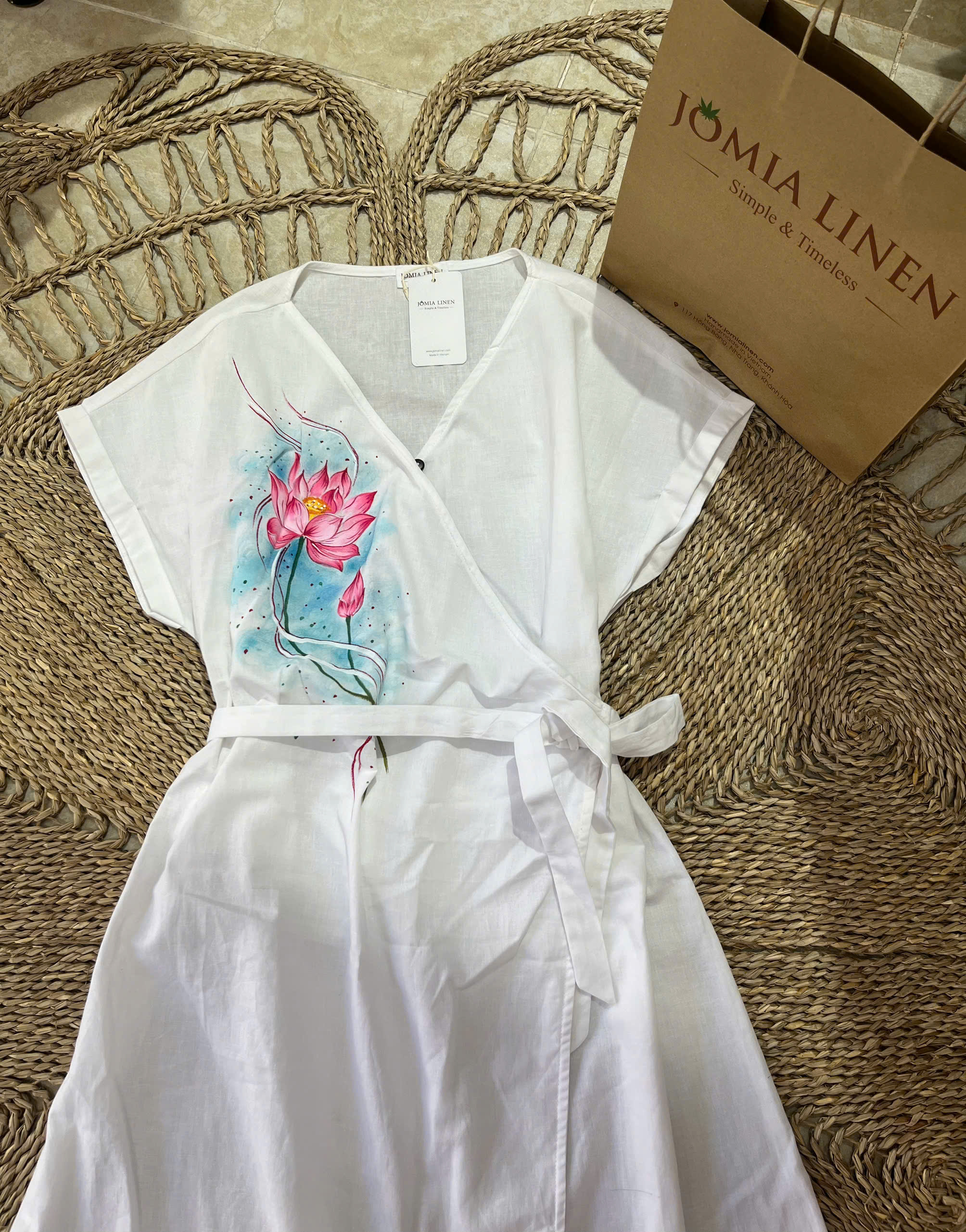 Đầm Linen Cổ Chéo Thắt Nơ Vẽ Tay Hoa Sen Hồng