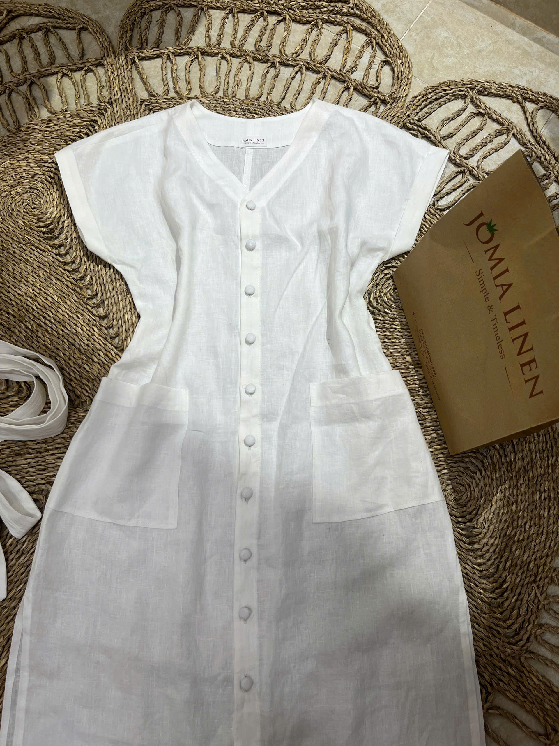 Đầm Linen Tưng Premium Cổ V Hàng Nút Bọc Kèm Dây Thắt Eo Trắng Tinh Khôi