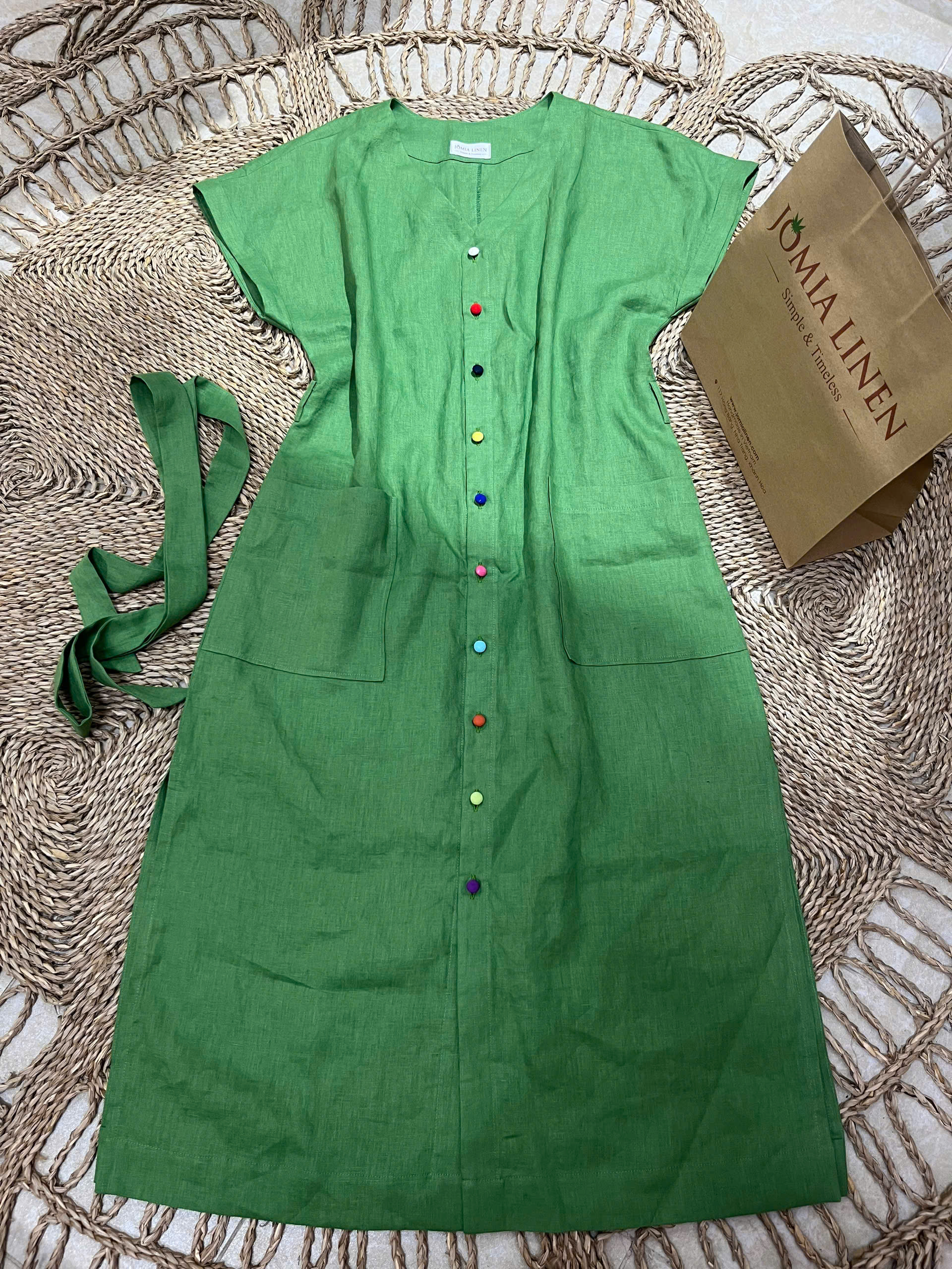 Đầm Linen Tưng Premium Cổ V Nút Bọc Nhiều Màu (Kèm Dây Đai) – Xanh Rêu Sáng | JOMIA LINEN