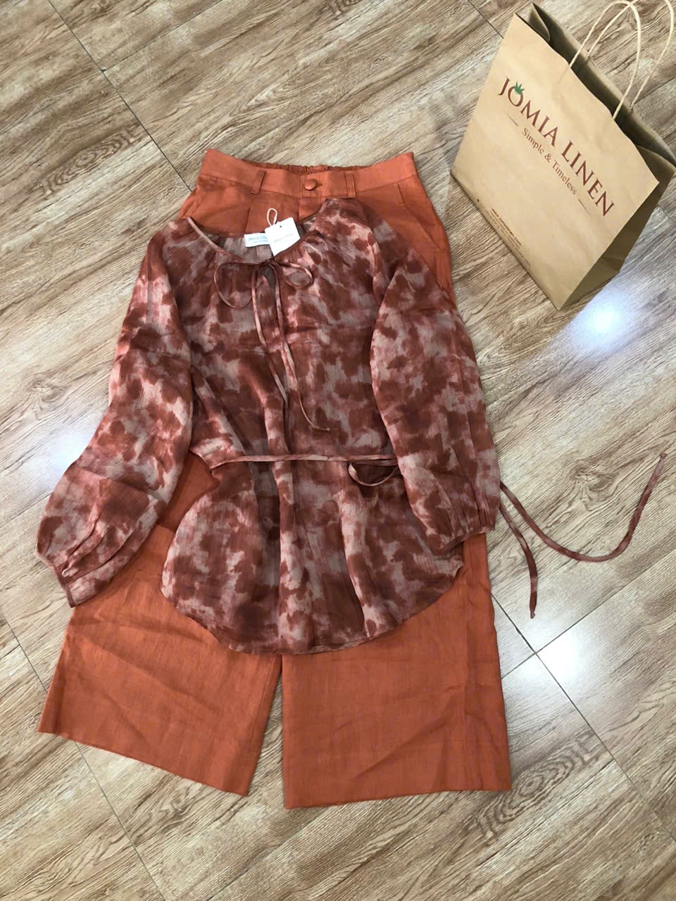 Set Áo Linen Tơ Họa Tiết & Quần Linen Tưng Premium – Terracotta