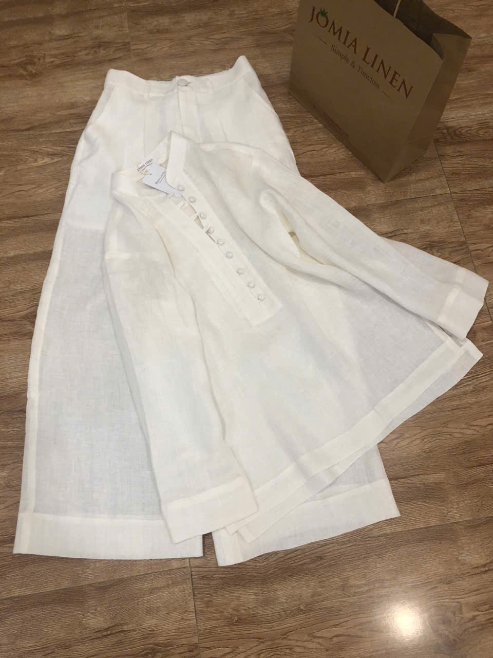 Set Linen Pháp An Nhiên – Áo Cổ Đứng Nút Bọc & Quần Suông