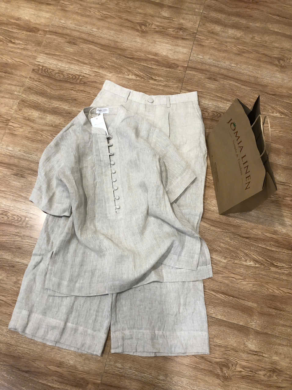 Set Linen Pháp Muối Tiêu – Áo Cổ Đứng Nút Bọc & Quần Ống Rộng