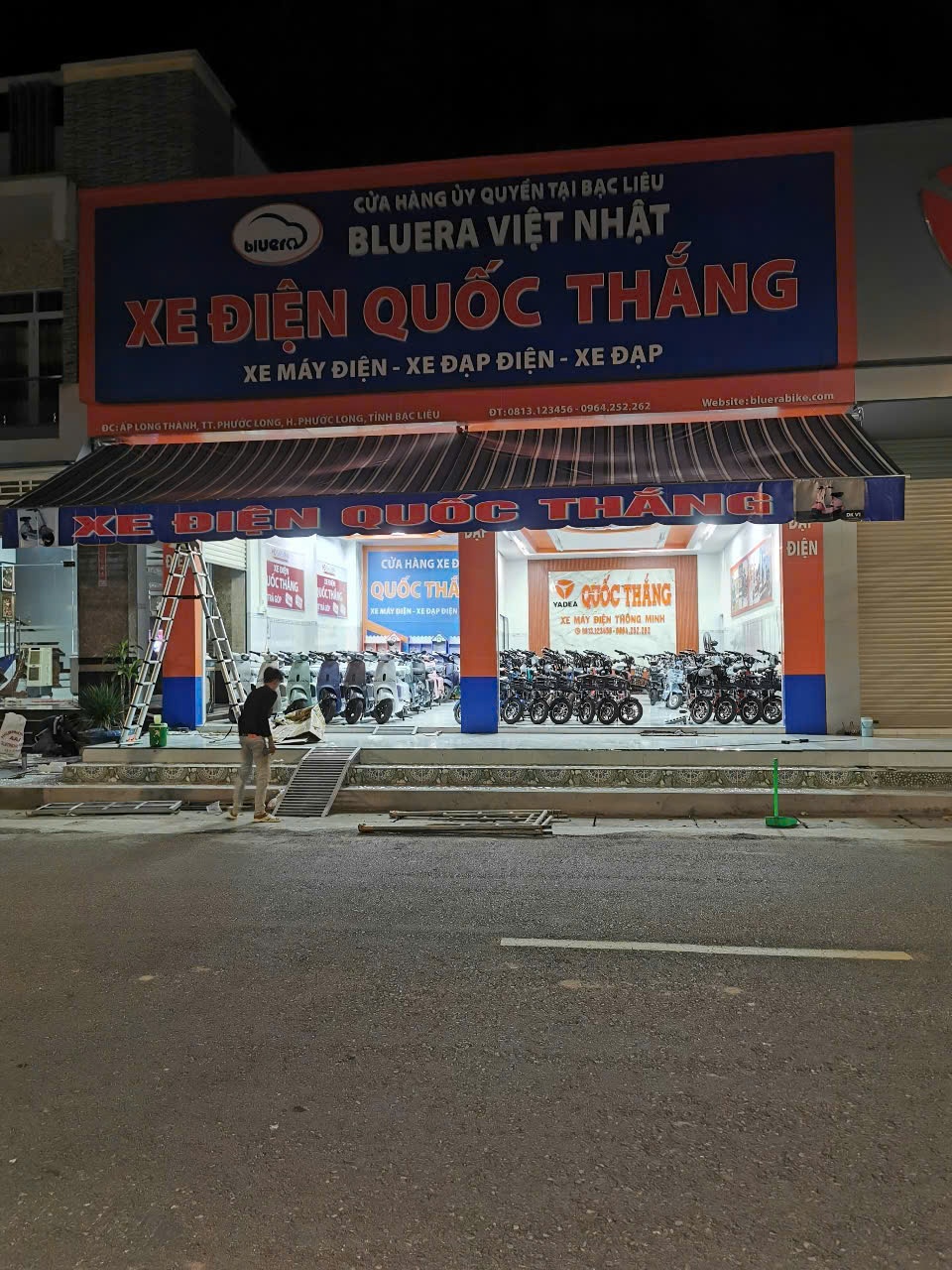 Mái hiên di động điều khiển mô tơ – Cửa hàng xe máy Quốc Thắng, Phước Long