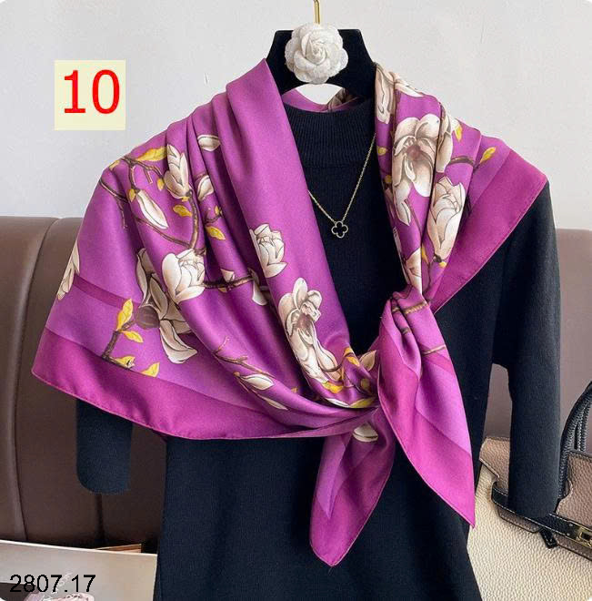 26HA2807.17 - SET 2 KHĂN LỤA VUÔNG QUÀNG CỔ