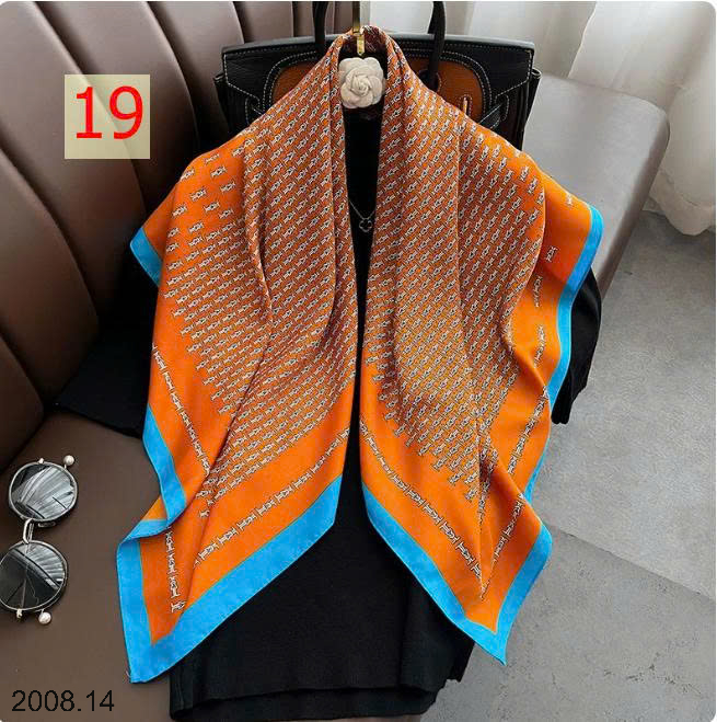 26HA2008.14 - SET 2 KHĂN LỤA VUÔNG QUÀNG CỔ