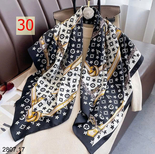 26HA2807.17 - SET 2 KHĂN LỤA VUÔNG QUÀNG CỔ