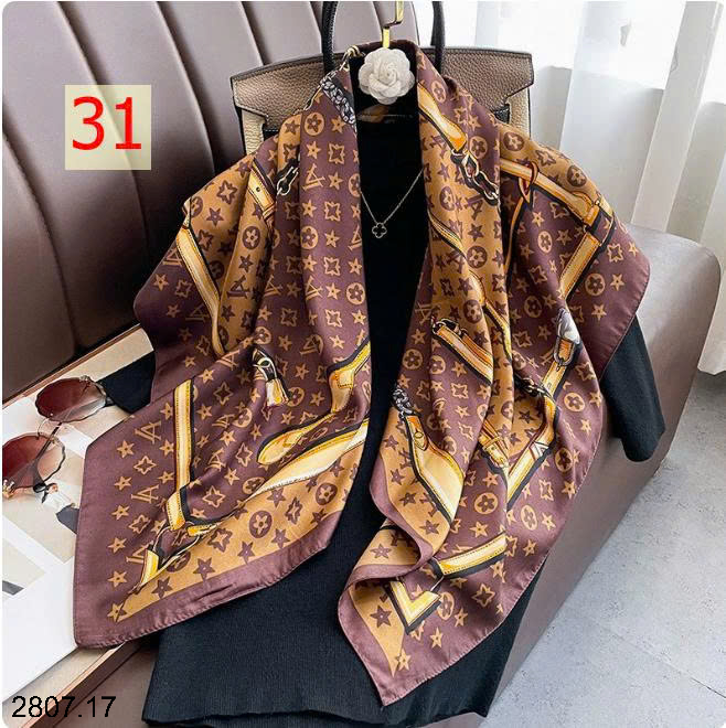 26HA2807.17 - SET 2 KHĂN LỤA VUÔNG QUÀNG CỔ
