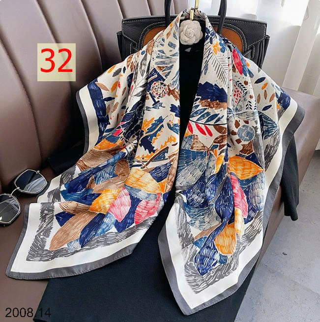 26HA2008.14 - SET 2 KHĂN LỤA VUÔNG QUÀNG CỔ