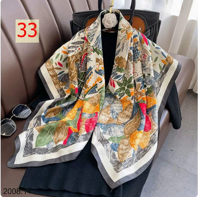 26HA2008.14 - SET 2 KHĂN LỤA VUÔNG QUÀNG CỔ