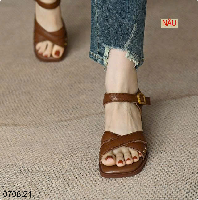 26HA0708.21 - SANDAL QUAI ĐINH TÁN ĐẾ VUÔNG THẤP CHO NỮ