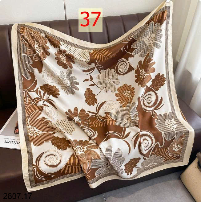 26HA2807.17 - SET 2 KHĂN LỤA VUÔNG QUÀNG CỔ