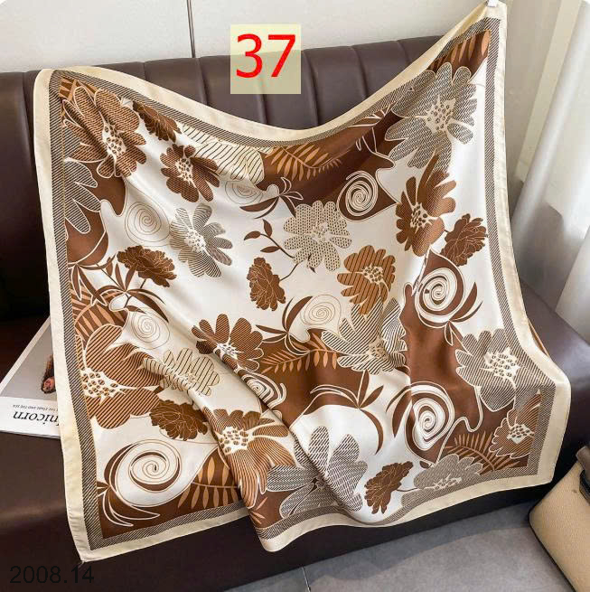 26HA2008.14 - SET 2 KHĂN LỤA VUÔNG QUÀNG CỔ