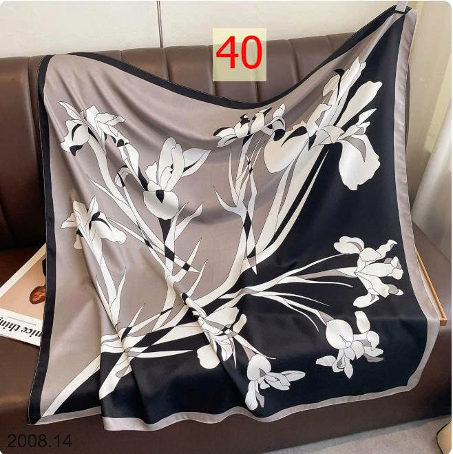 26HA2008.14 - SET 2 KHĂN LỤA VUÔNG QUÀNG CỔ