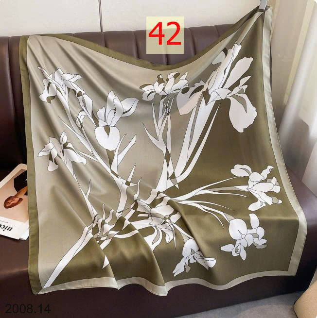 26HA2008.14 - SET 2 KHĂN LỤA VUÔNG QUÀNG CỔ
