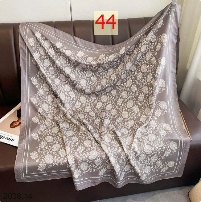 26HA2008.14 - SET 2 KHĂN LỤA VUÔNG QUÀNG CỔ