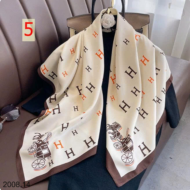 26HA2008.14 - SET 2 KHĂN LỤA VUÔNG QUÀNG CỔ