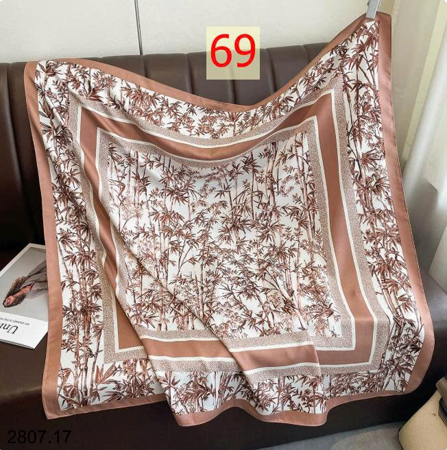 26HA2807.17 - SET 2 KHĂN LỤA VUÔNG QUÀNG CỔ