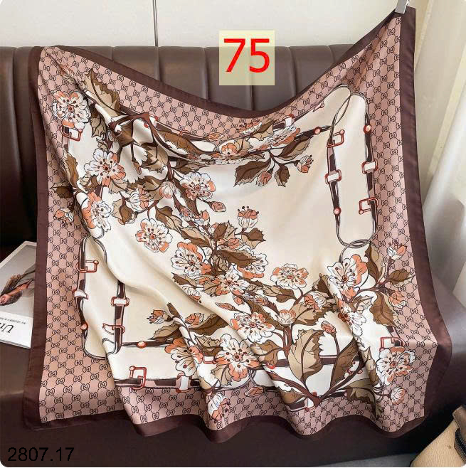 26HA2807.17 - SET 2 KHĂN LỤA VUÔNG QUÀNG CỔ
