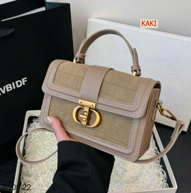 26HA0108.22 - TÚI VUÔNG NHỎ XÁCH TAY