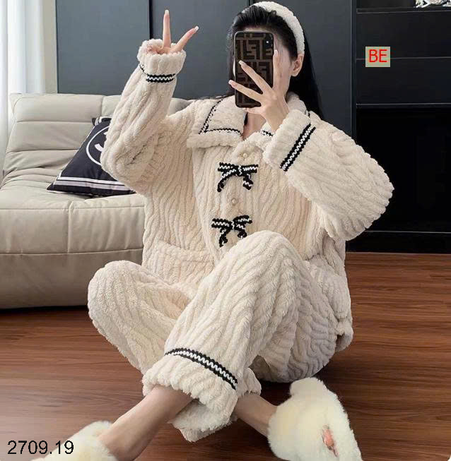 26HA2709.19 - BỘ MẶC NHÀ LÔNG CỪU CÚC GIỮA