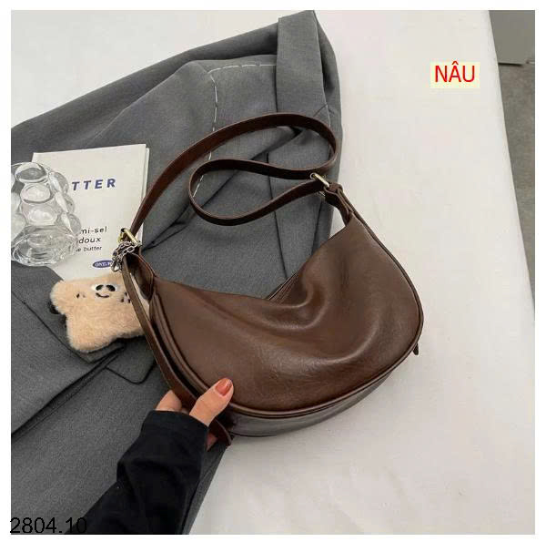 26HA2804.10 - TÚI XÁCH VỎ SÒ ĐEO CHÉO KÈM MÓC XINH