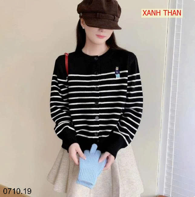 26HA0710.19 - ÁO CARDIGAN KẺ THÊU GẤU CHO NỮ
