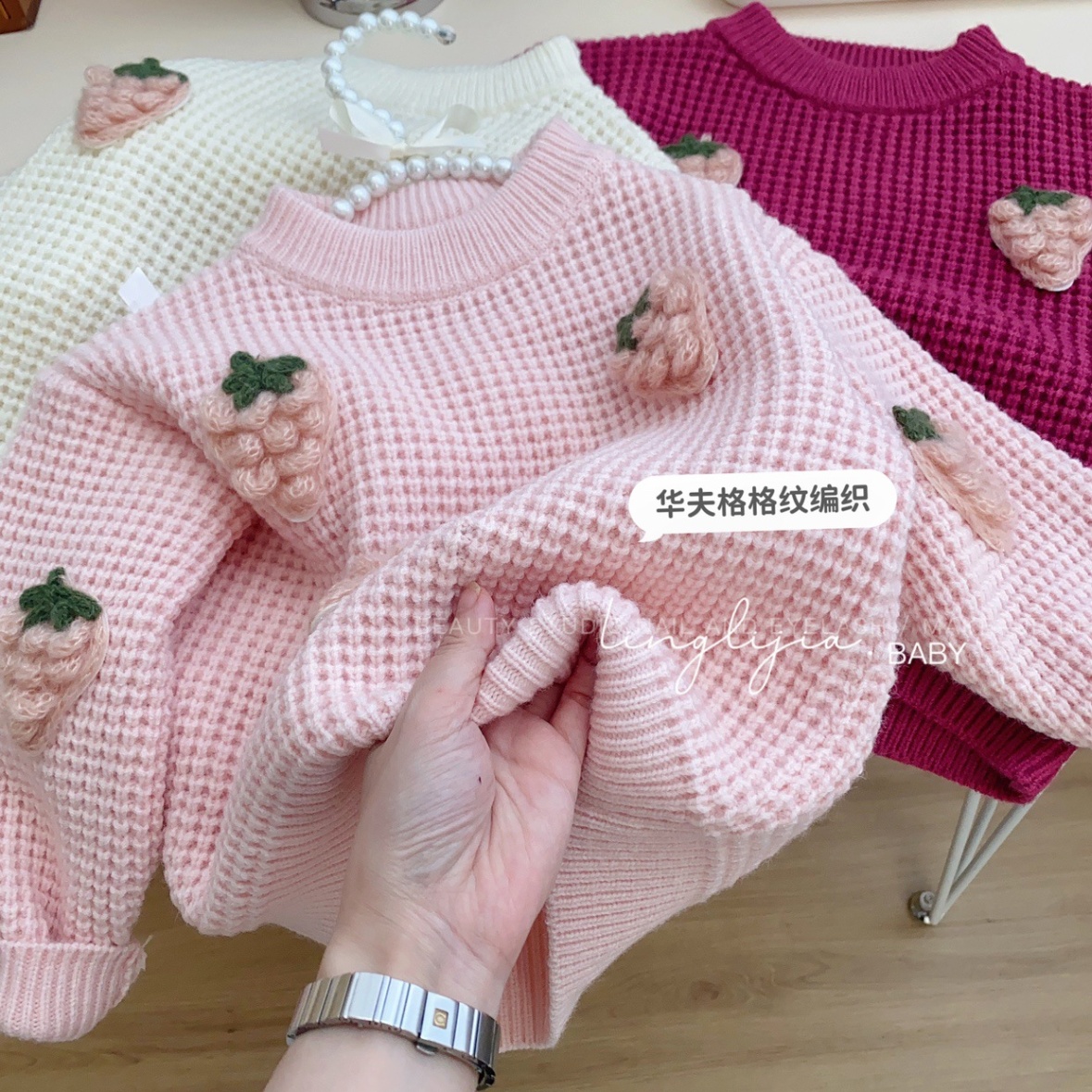 HA2872 - ÁO LEN HÌNH QUẢ DÂU CHO BÉ GÁI