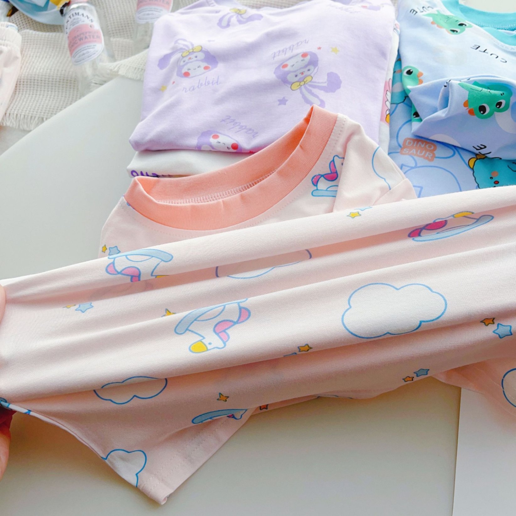 24HA282.05 - BỘ MẶC NHÀ MOMO MOKOO CHO BÉ
