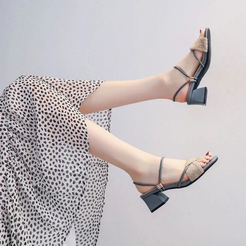 24HA292.01 - SANDAL GÓT VUÔNG PHỐI DẠ CHO NỮ
