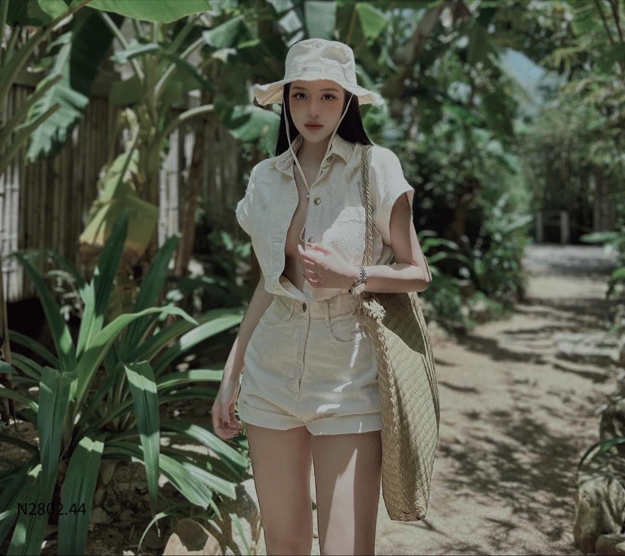 24HA13.08 - MŨ JACQUEMUS HOT HIT