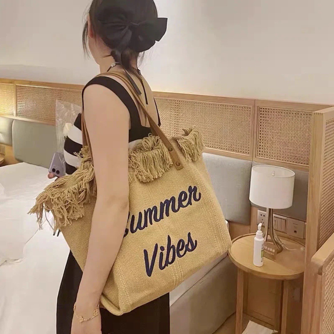 24HH53.06 - TÚI TOTE VẢI THÊU CHỮ