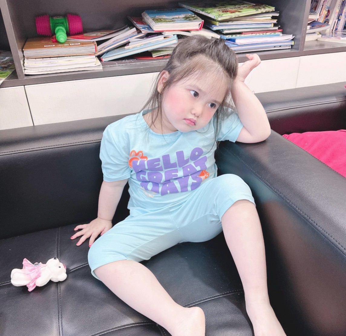 24HAVN05.103 - SÉT 2 BỘ NGỐ HELLO SẮC MÀU BÉ GÁI