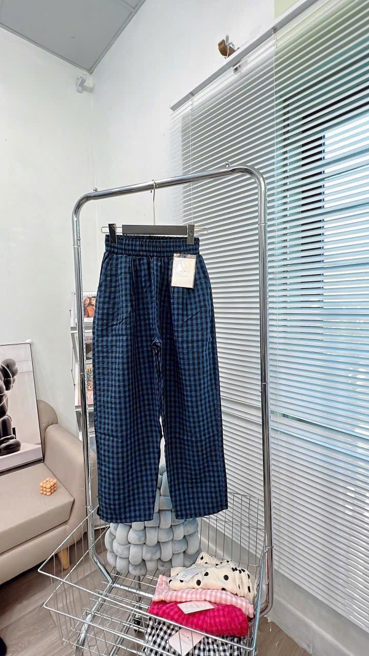 24HAVN06.103 - QUẦN MUJI THÔ HOẠ TIẾT KẺ CHẤM BI