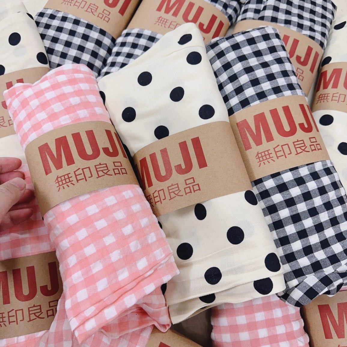 24HAVN06.103 - QUẦN MUJI THÔ HOẠ TIẾT KẺ CHẤM BI
