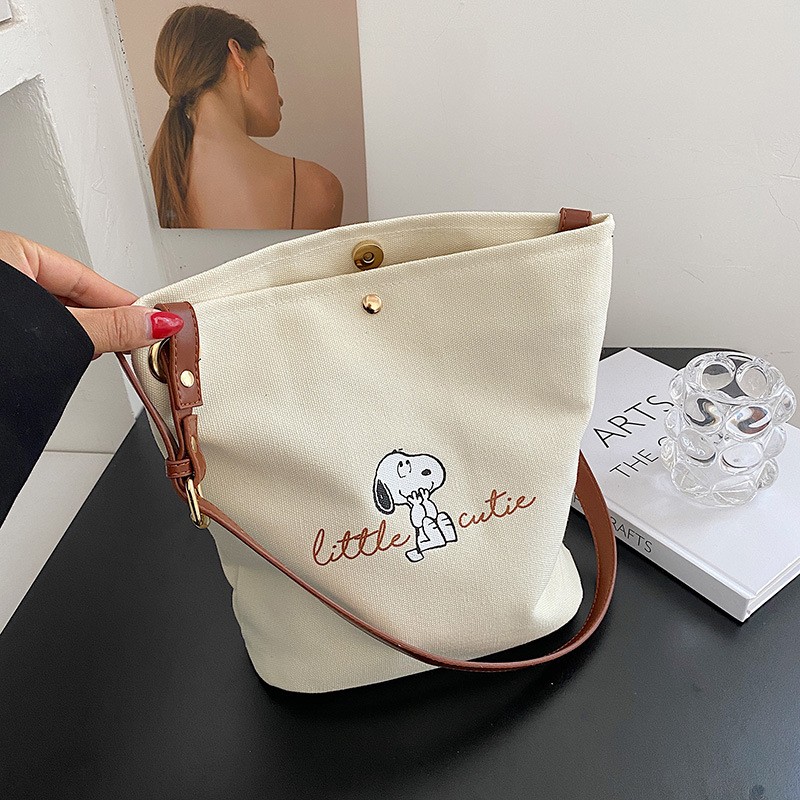 24HA233.02 - TÚI TOTE SNOOPY