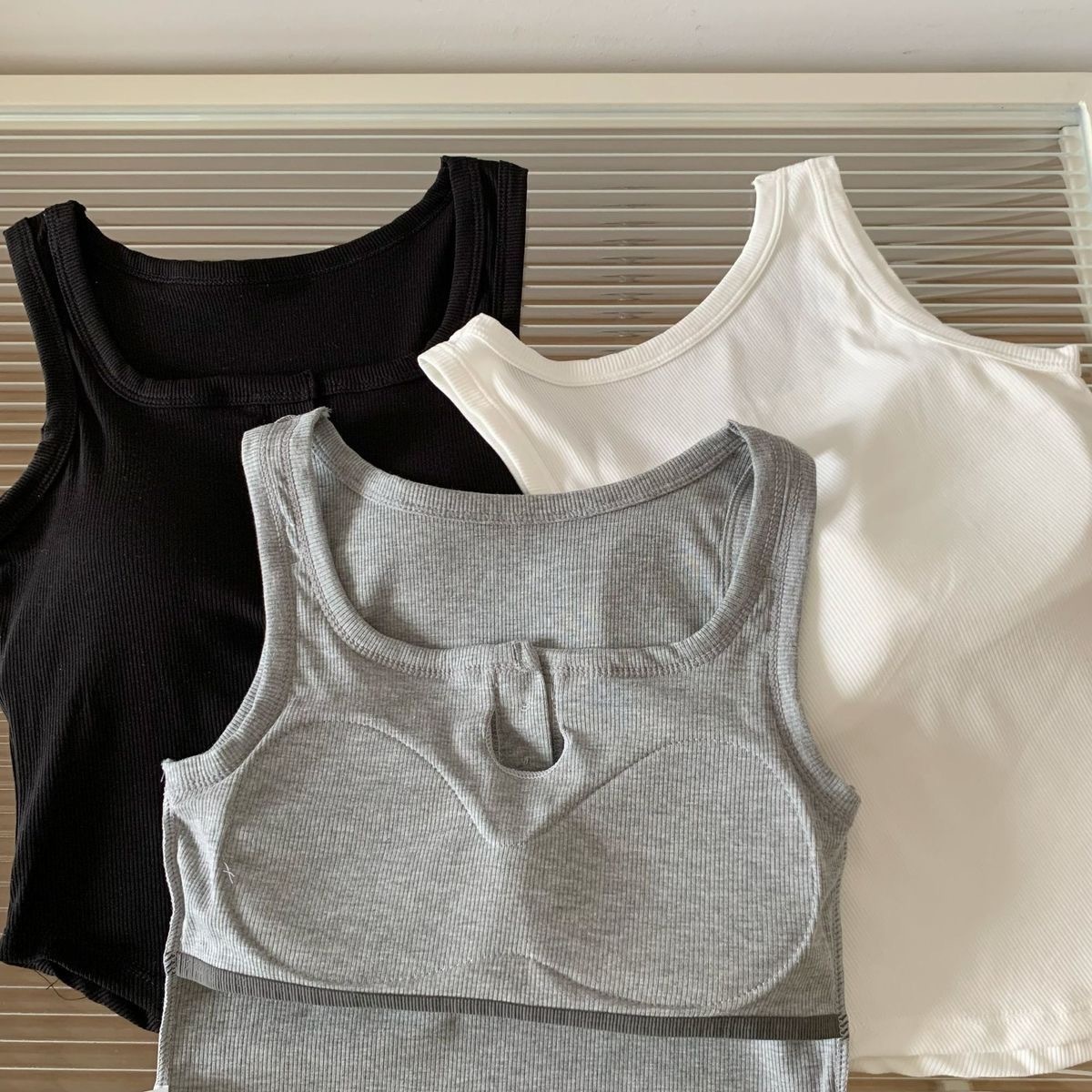 24HH115.03 - ÁO CROPTOP KÈM ĐỆM NGỰC